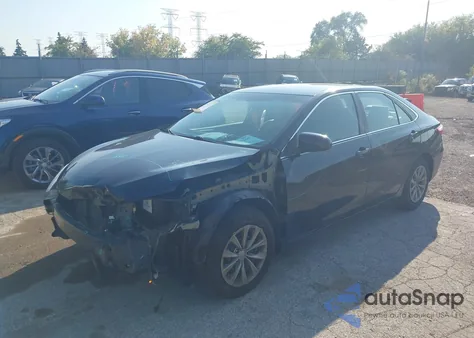 2016 Toyota Camry Le z USA, uszkodzony, nr VIN 4T1BF1FK1GU122824